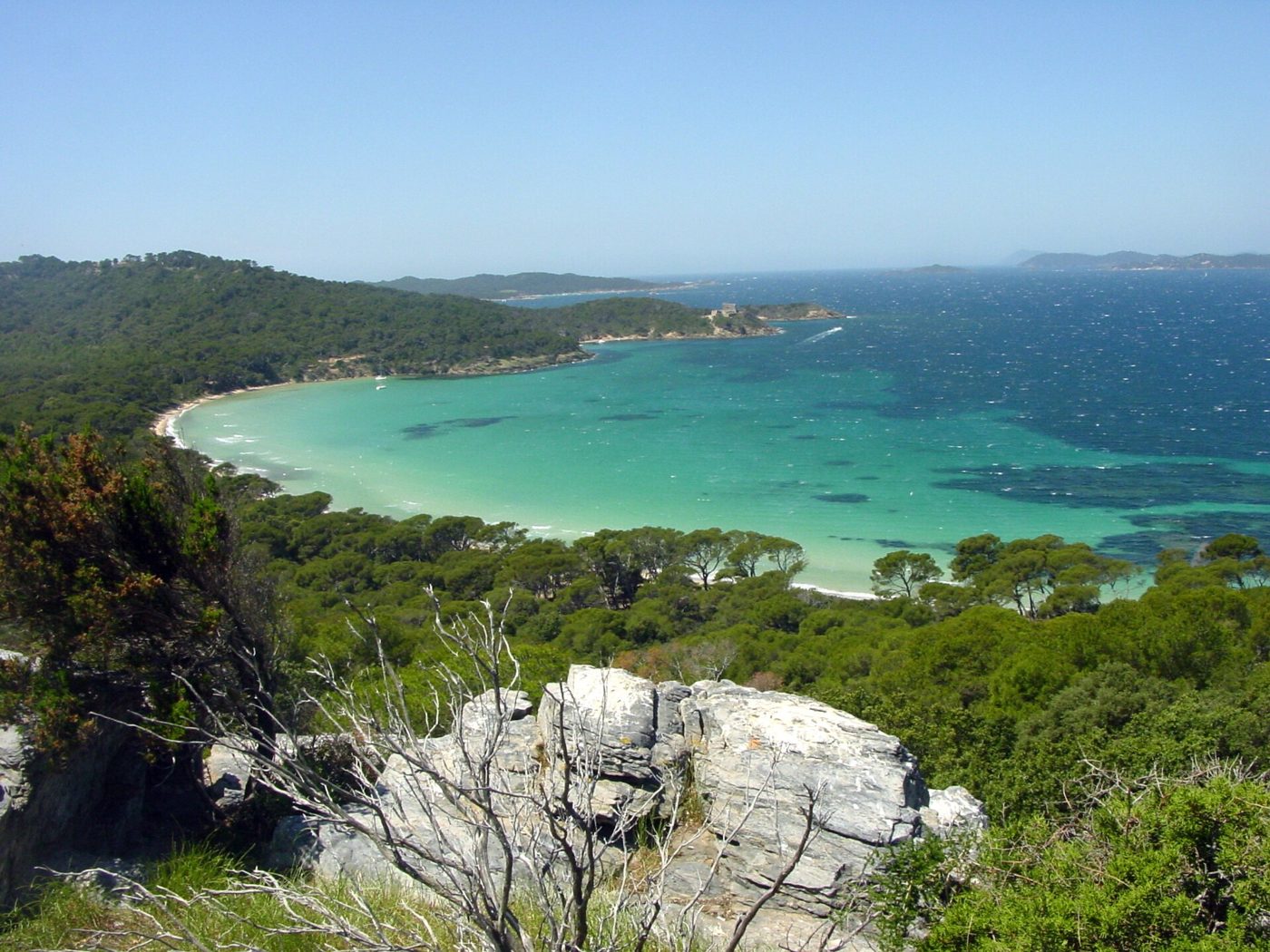 Plage Notre-Dame de Porquerolles, eau turquoise et forêt de pins