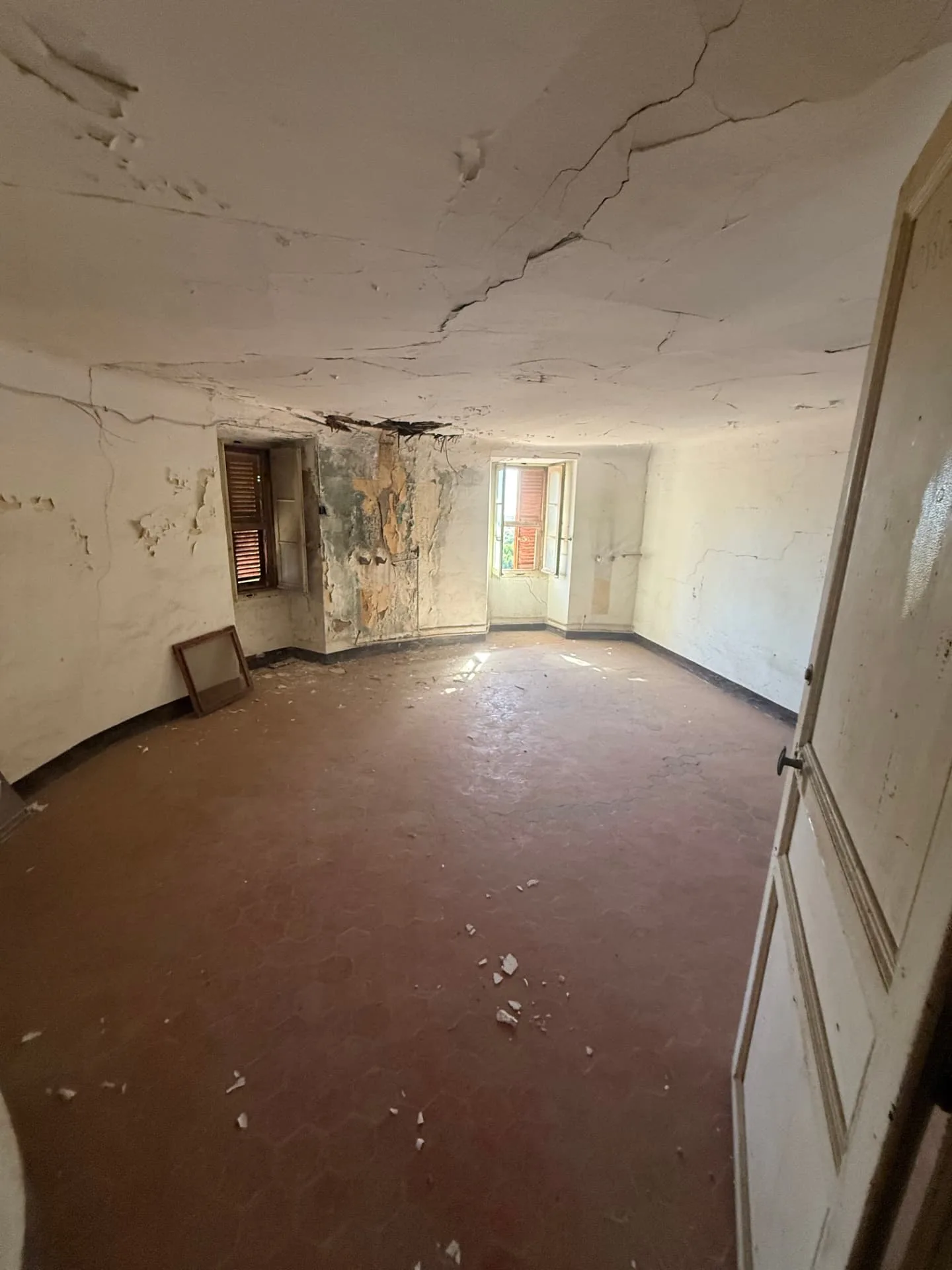 Chambre de la tour ronde du lot 2.01 avant restauration — Château Horace Vernet