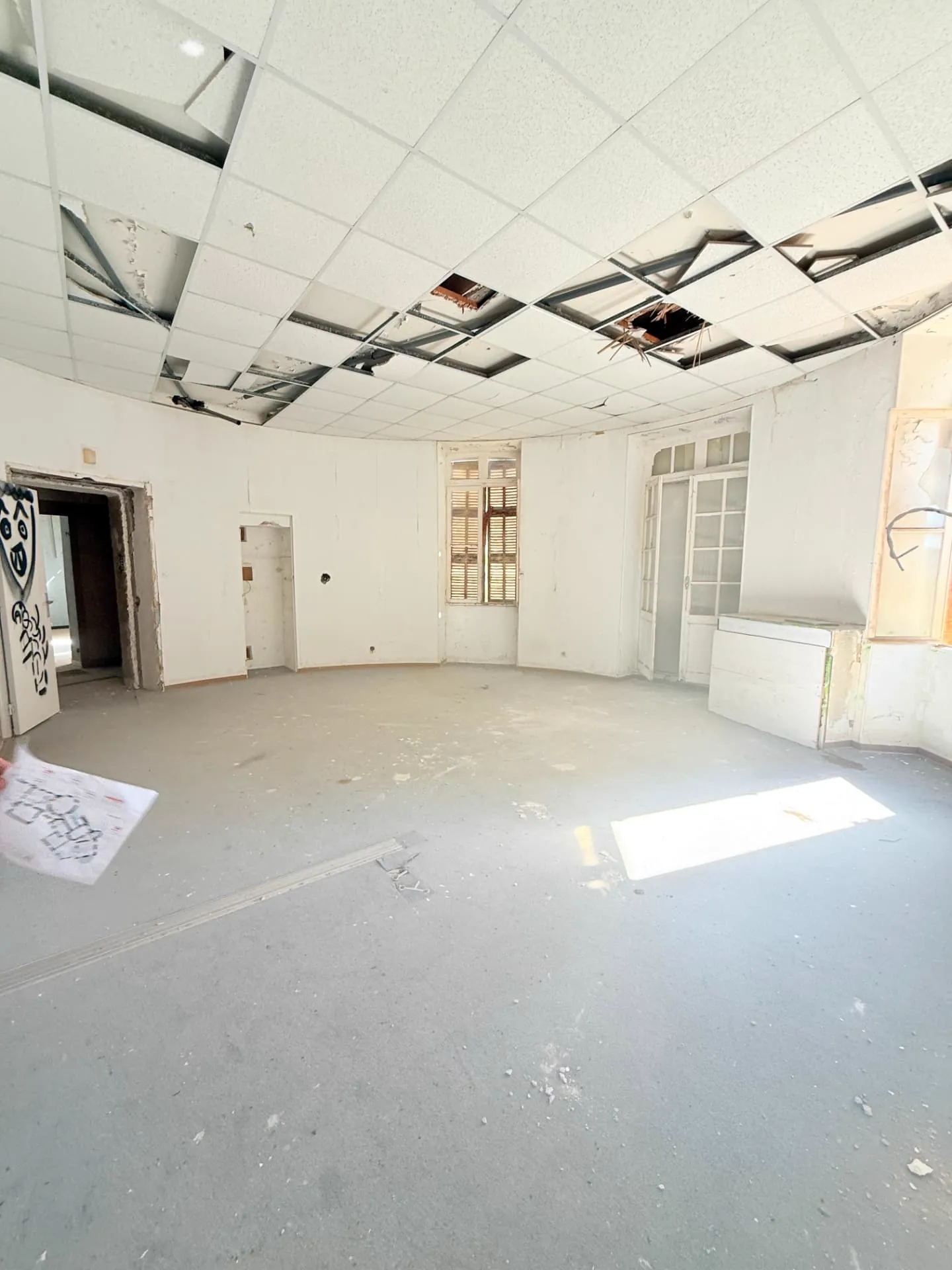 Séjour du lot 1.02 avant restauration — Château Horace Vernet
