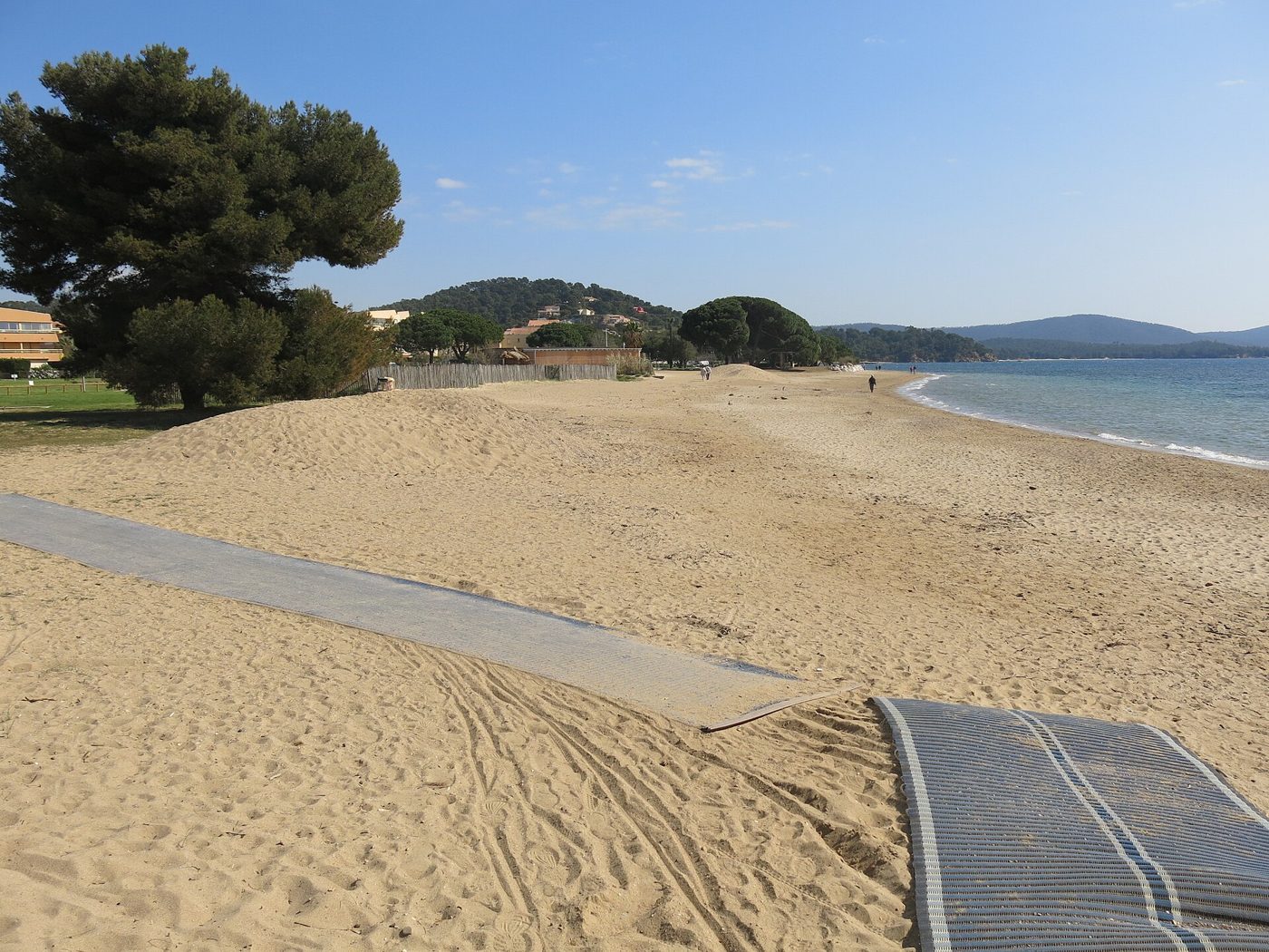 Plage de l'Argentière à La Londe-les-Maures, sable et pins parasols face à la mer
