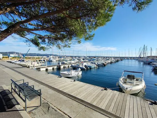 Port de Miramar et bateaux sur la côte varoise