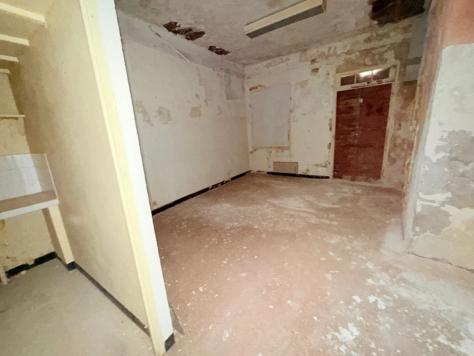 Séjour du lot 0.02 du château des Bormettes avant restauration, murs décapés et sol brut
