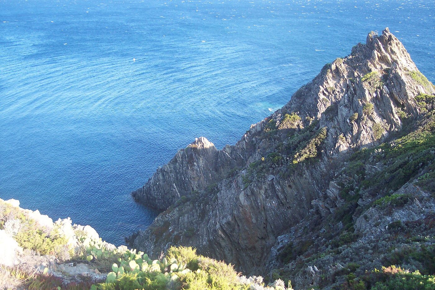 Rochers du cap Blanc au cap Bénat au-dessus d'une mer bleue
