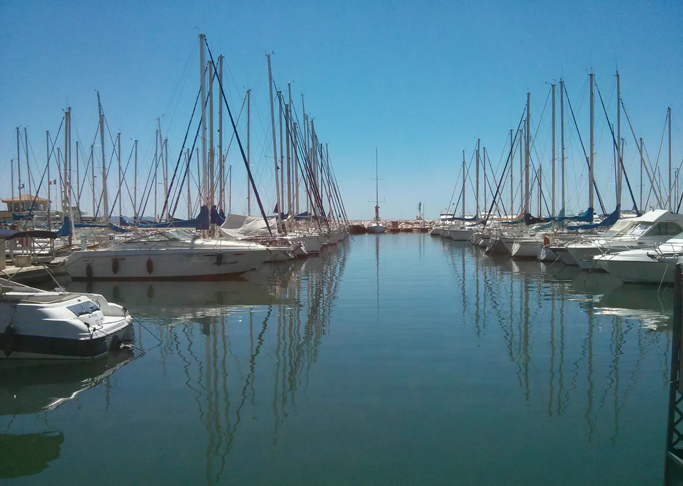 Voiliers amarrés au port de Miramar