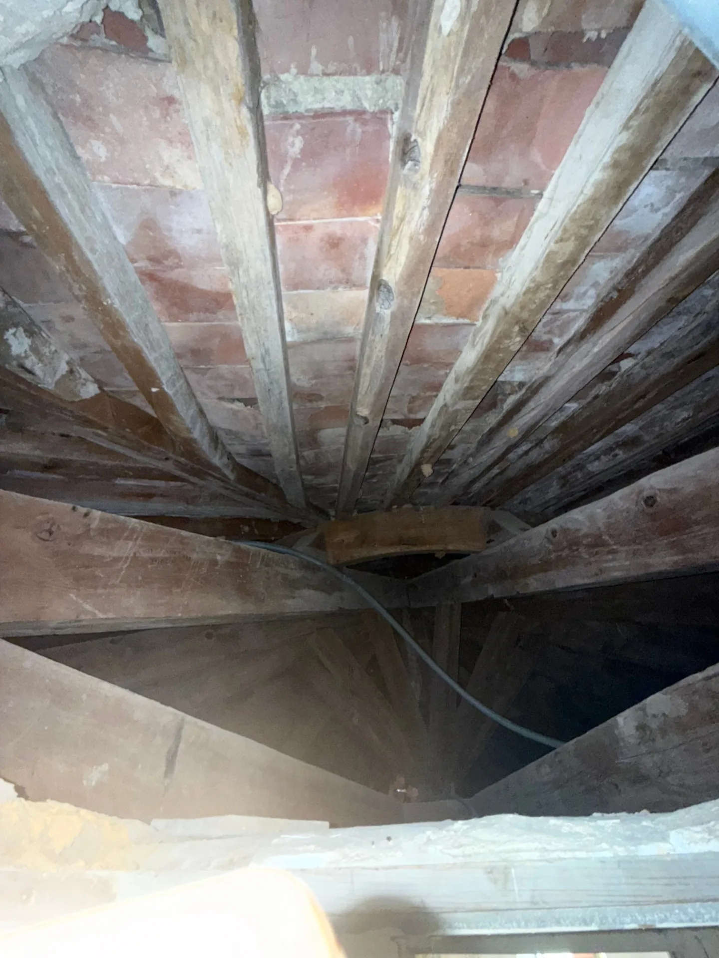 Charpente d'origine de la tour ronde du lot 2.01 avant restauration — Château Horace Vernet