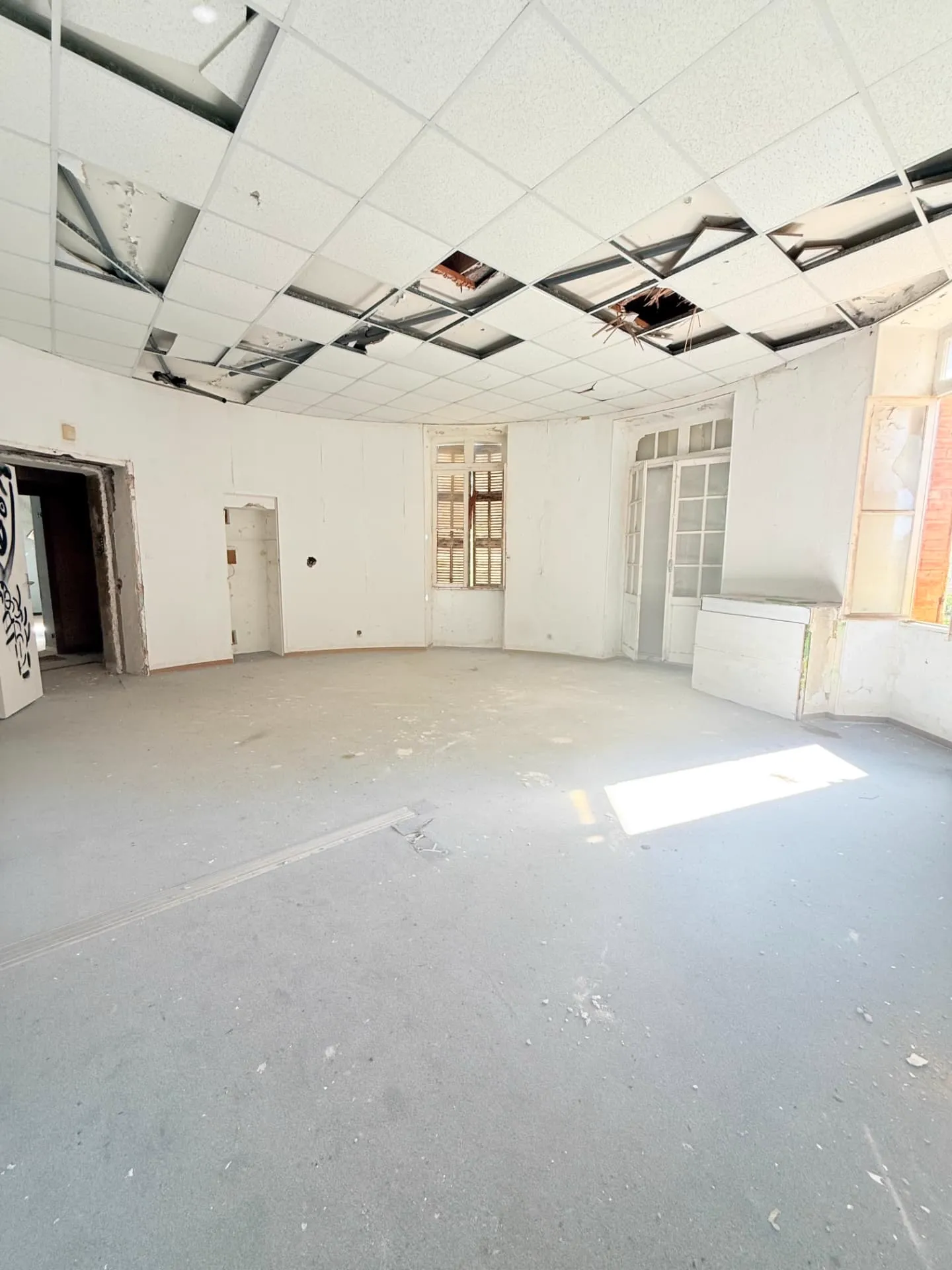 Pièce principale du lot 1.04 avant restauration, ouverture vers le dégagement
