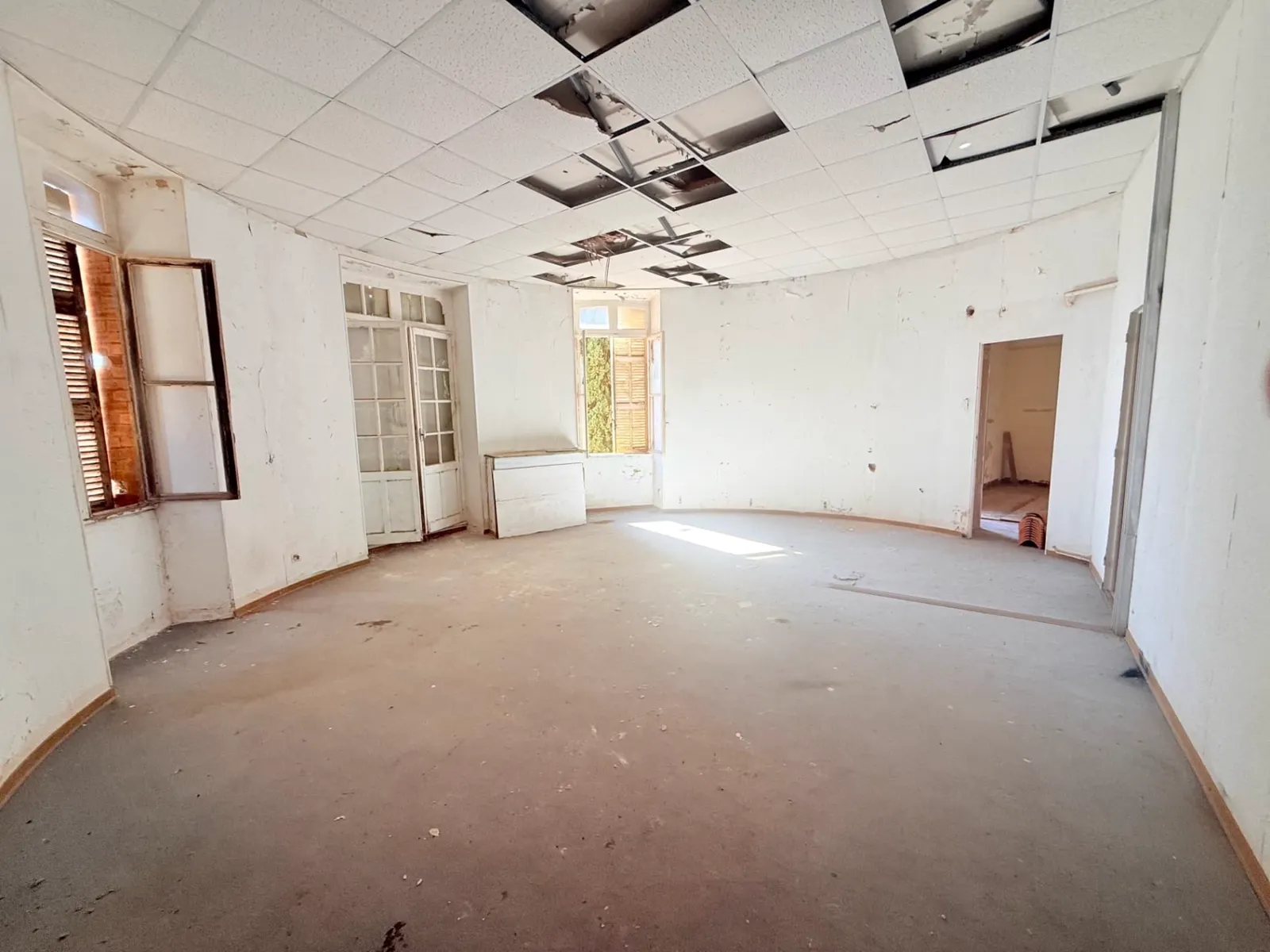Fenêtres à persiennes du lot 1.04 avant travaux, encadrements en brique