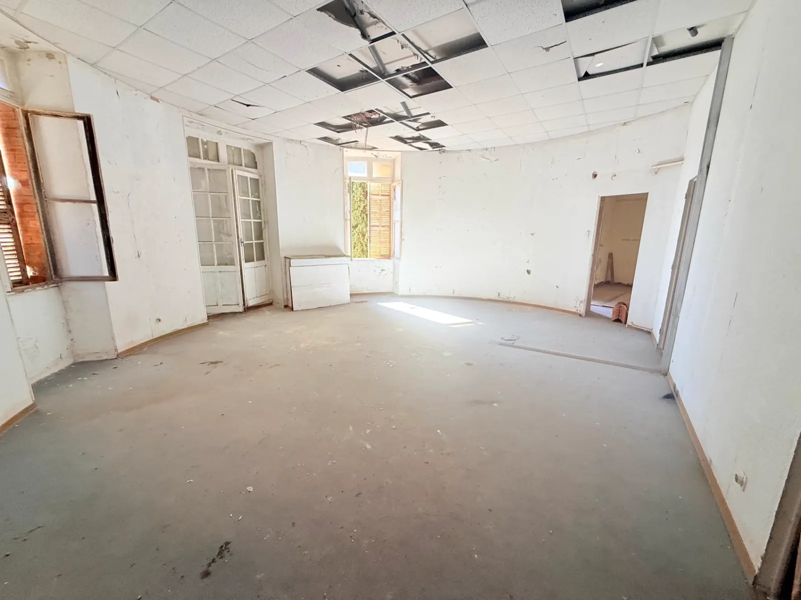 Volumes du lot 1.04 avant restauration, hauteur sous plafond et murs courbes