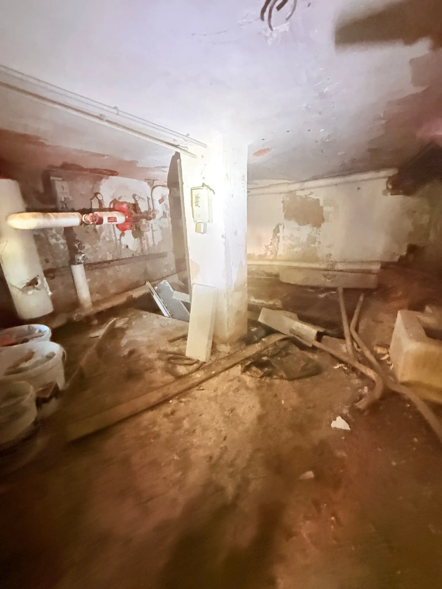 Chambre en sous-sol du lot 0.08 avant restauration — Château Horace Vernet